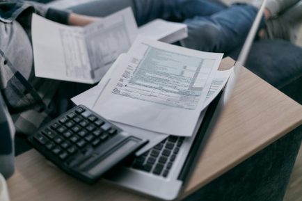 Advocats tramitant certificat de defunció a Barcelona